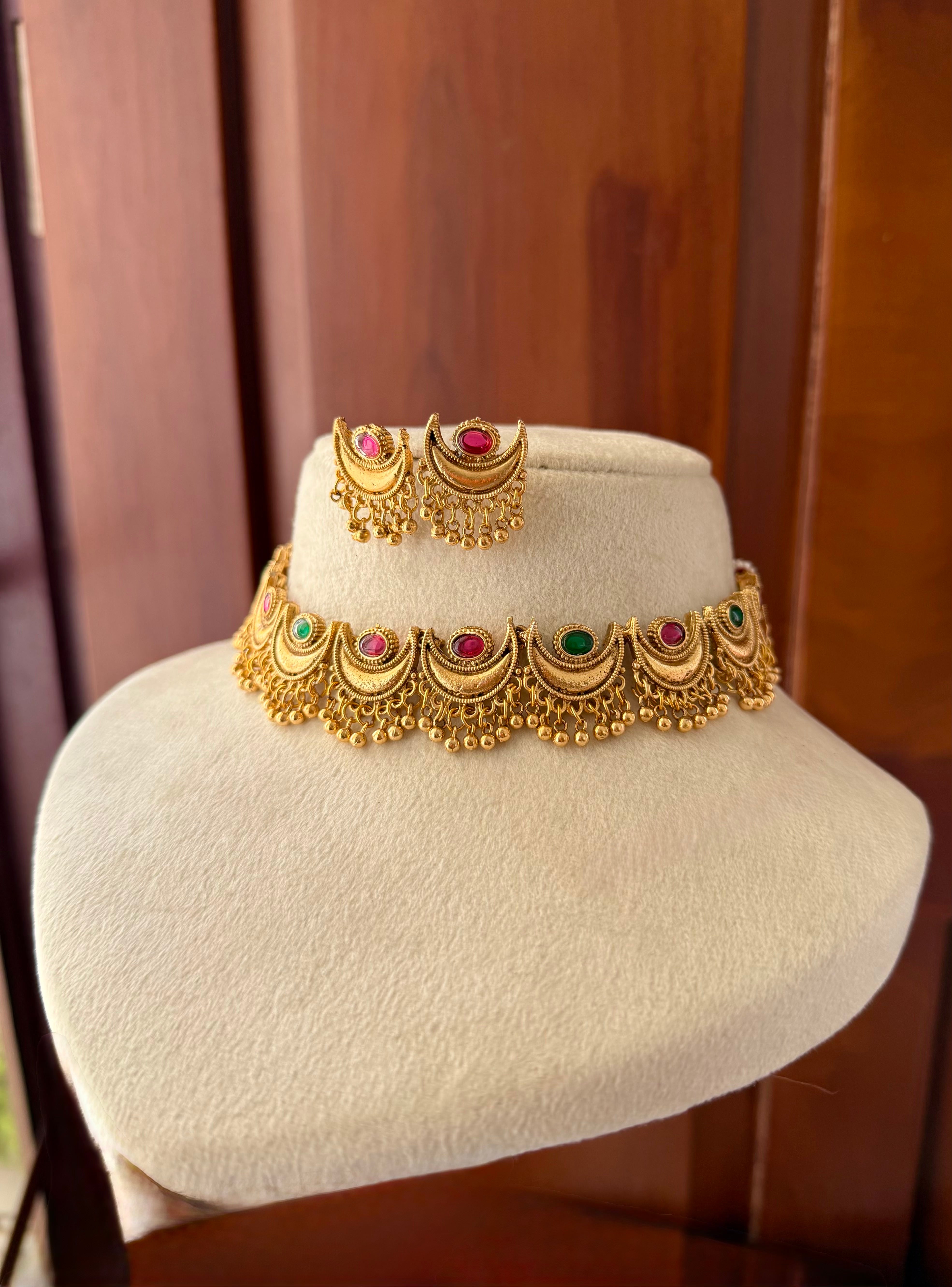 Multi Moon Chocker